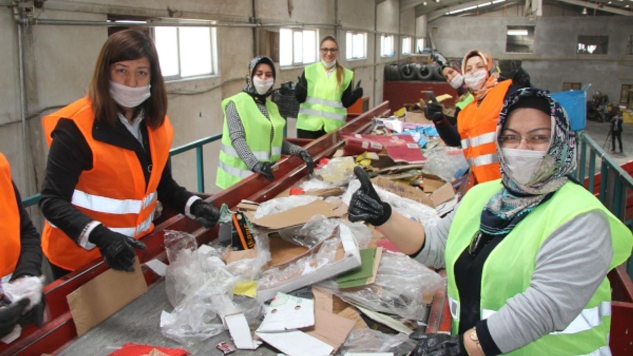 Sendika yönetimindeki kadınlar, işçi kadınların yerine çalıştı