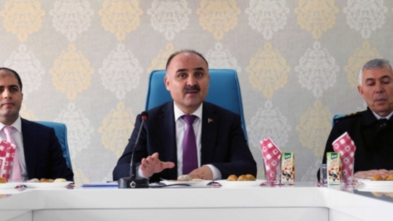 Vali Günaydın muhtarlara cep telefonu numarasını verdi 