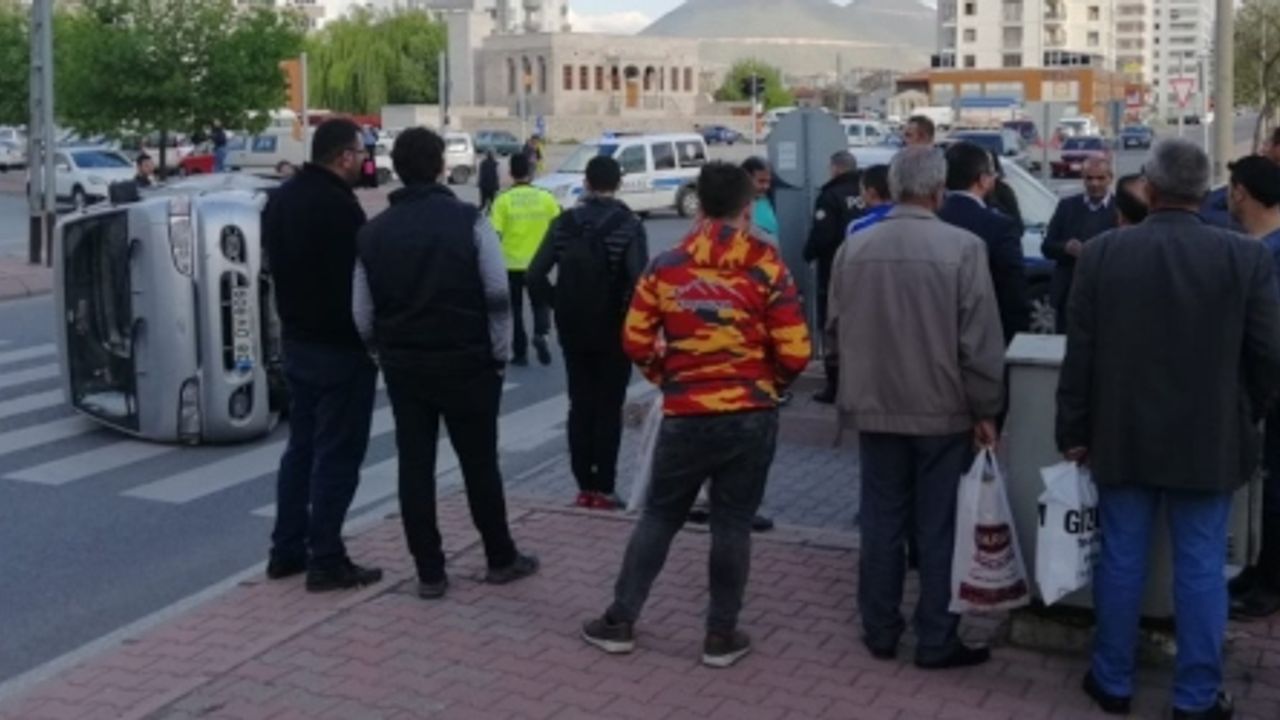 Vatandaşlar yan yatan kamyonetin içinde yaralı aradı 