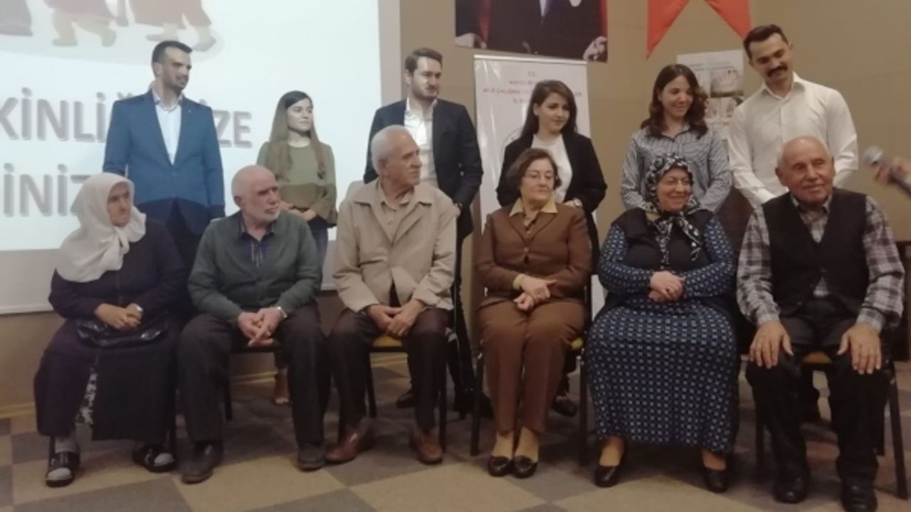 Yaşlı çiftler uzun evliliğin sırlarını genç çiftlerle paylaştı 