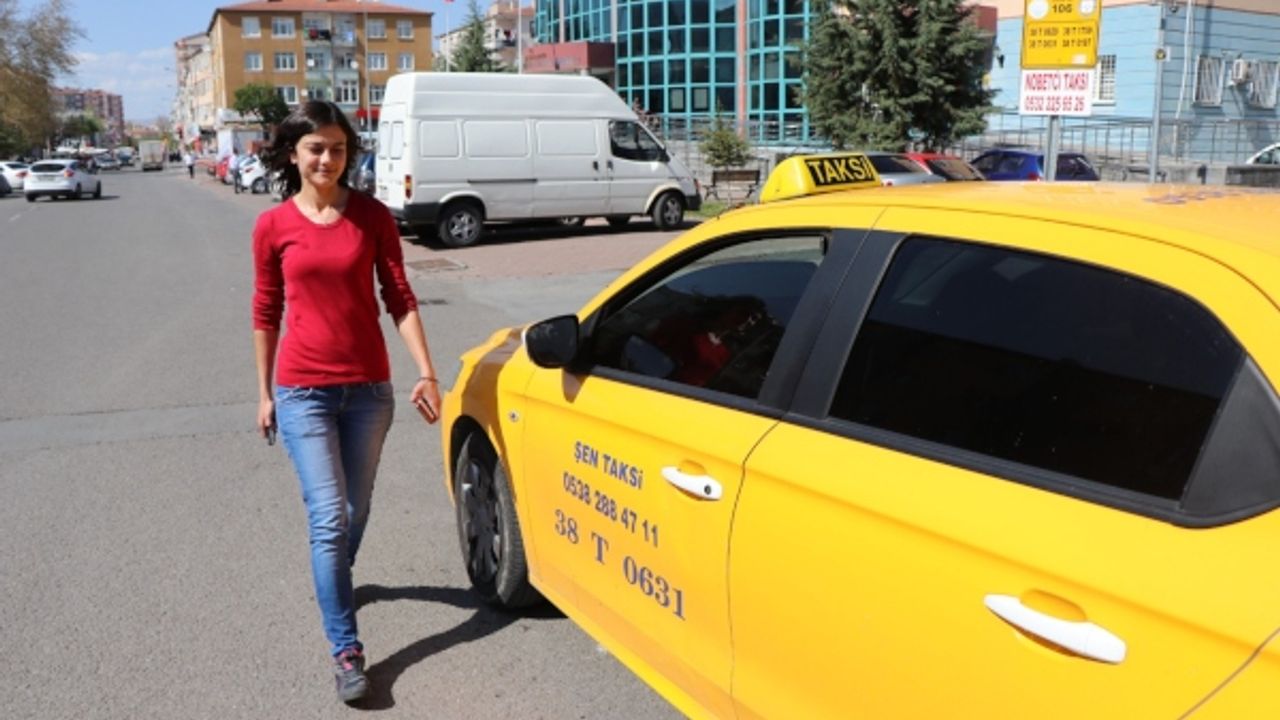 Üniversite mezunu Hüsne taksicilikle geçimini sağlıyor 