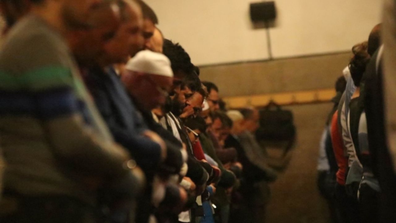 İlk teravih namazında vatandaşlar camiye akın etti 