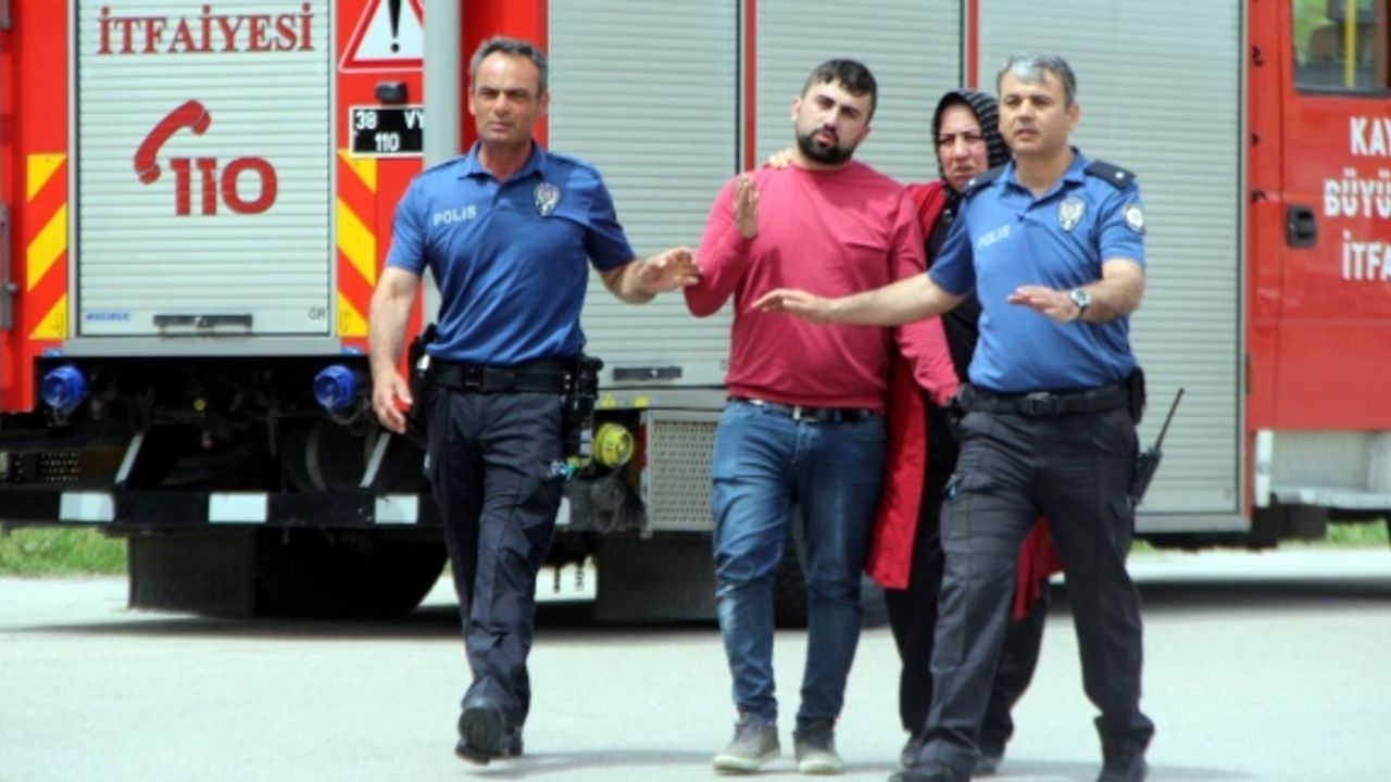 İntihar için 12. katın penceresine çıkan şahsı polis ikna etti 