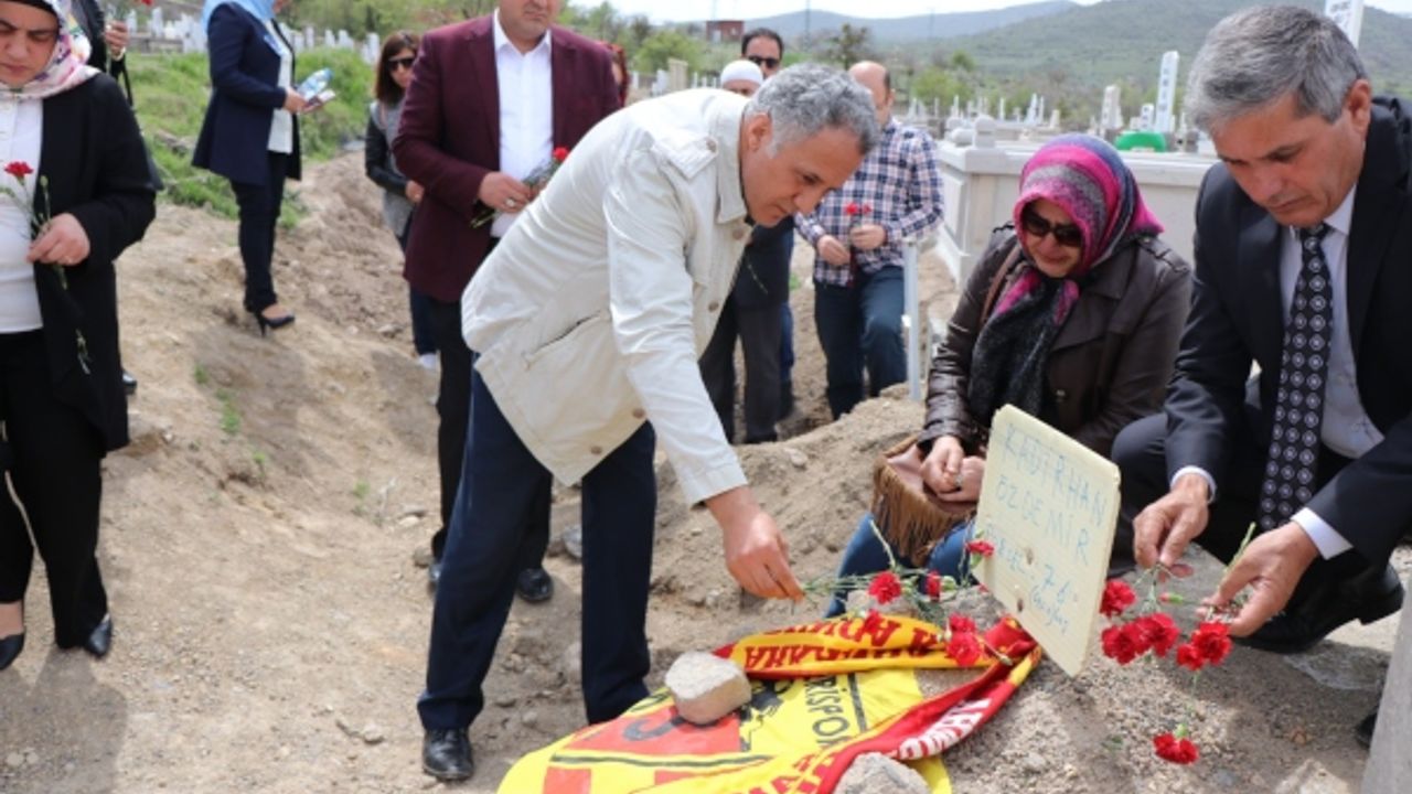 İş kazasında hayatını kaybeden gencin mezarını ziyaret etti 
