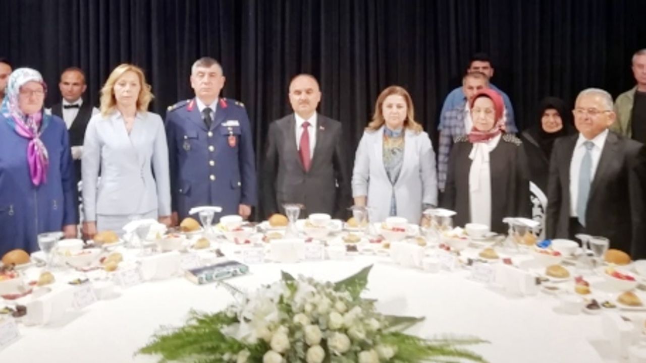 Şehit ailelerine cep telefonu numarasını veren Vali Günaydın, "aradığınızda telefona ben çıkacağım" 