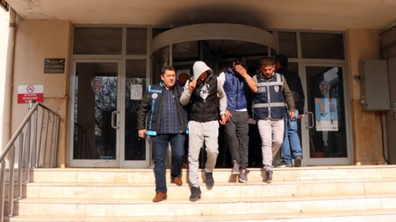 Oto fareleri polisten kaçamadı 