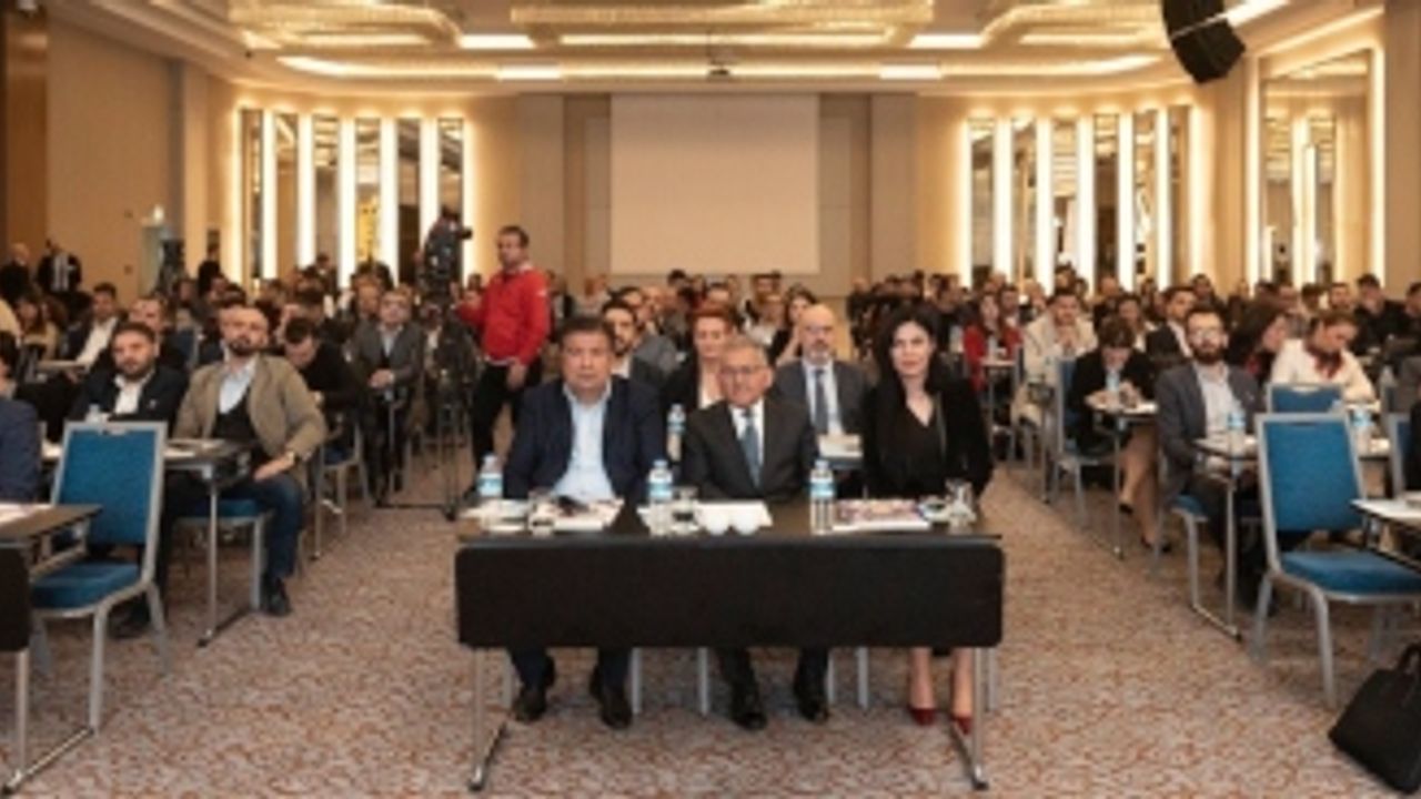 Büyükkılıç, “Akıllı İşler” konu başlıklı İnteraktif Pazarlama Zirvesi’ne katıldı 