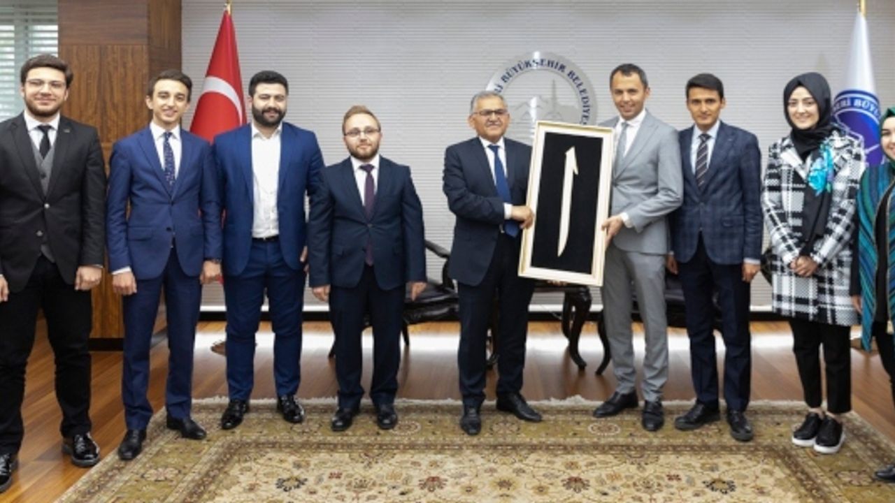 Esnaflar, Başkan Büyükkılıç'a şehrin anahtarını hediye etti 