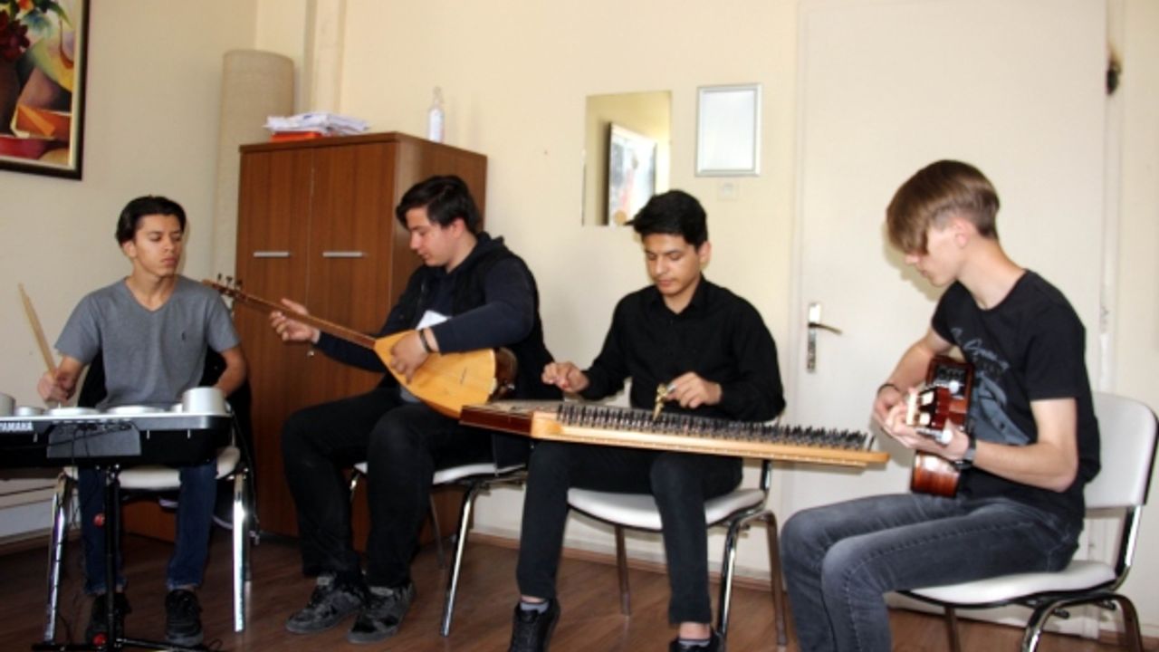 Hasta çocukların ve yaşlıların gönüllü müzik grubu 