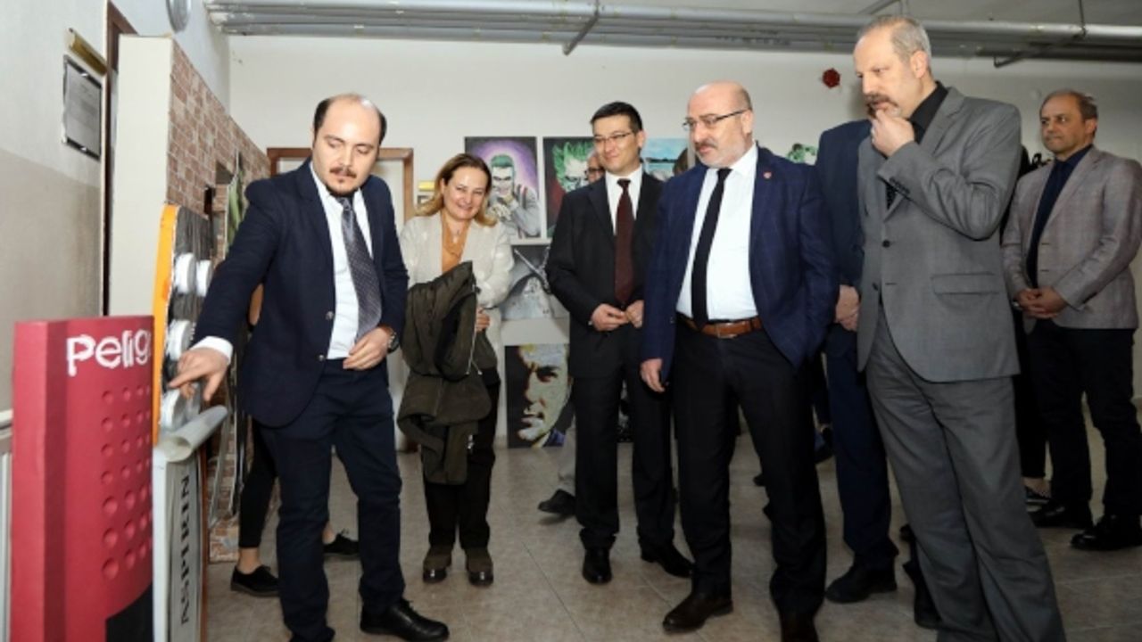KAYÜ Mustafa Çıkrıkçıoğlu MYO’da Grafik Tasarım Sergisi Açıldı 