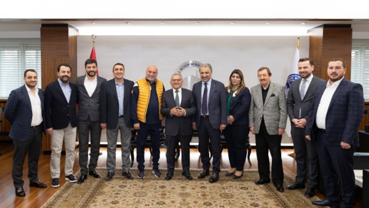 Kayserispor Yönetimi, Başkan Büyükkılıç’a hayırlı olsun ziyaretinde bulundu