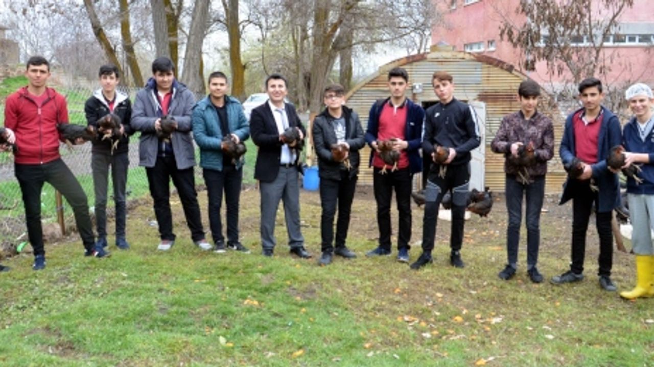 Tarihi köy enstitüsündeki okulda her öğrenciye bir tavuk