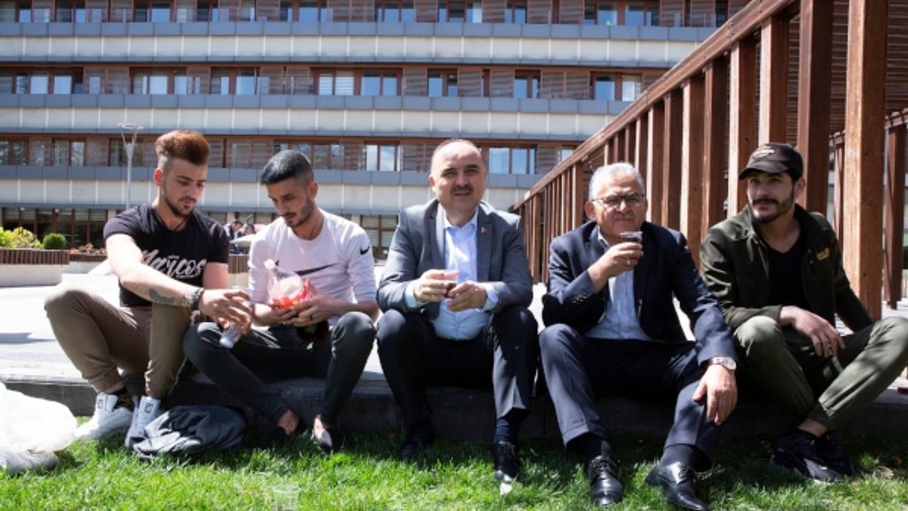 Vali Günaydın ve Başkan Büyükkılıç gençlerle bir araya geldi 
