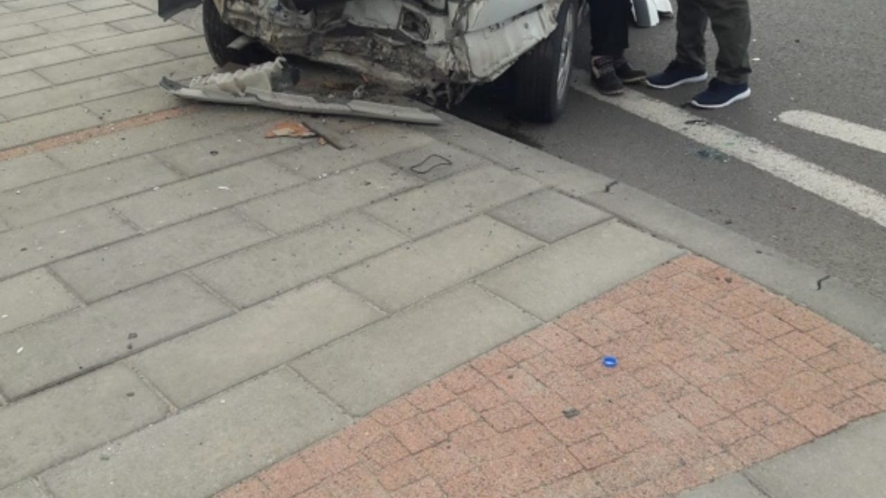 İki aracın karıştığı trafik kazasında 5 kişi yaralandı 