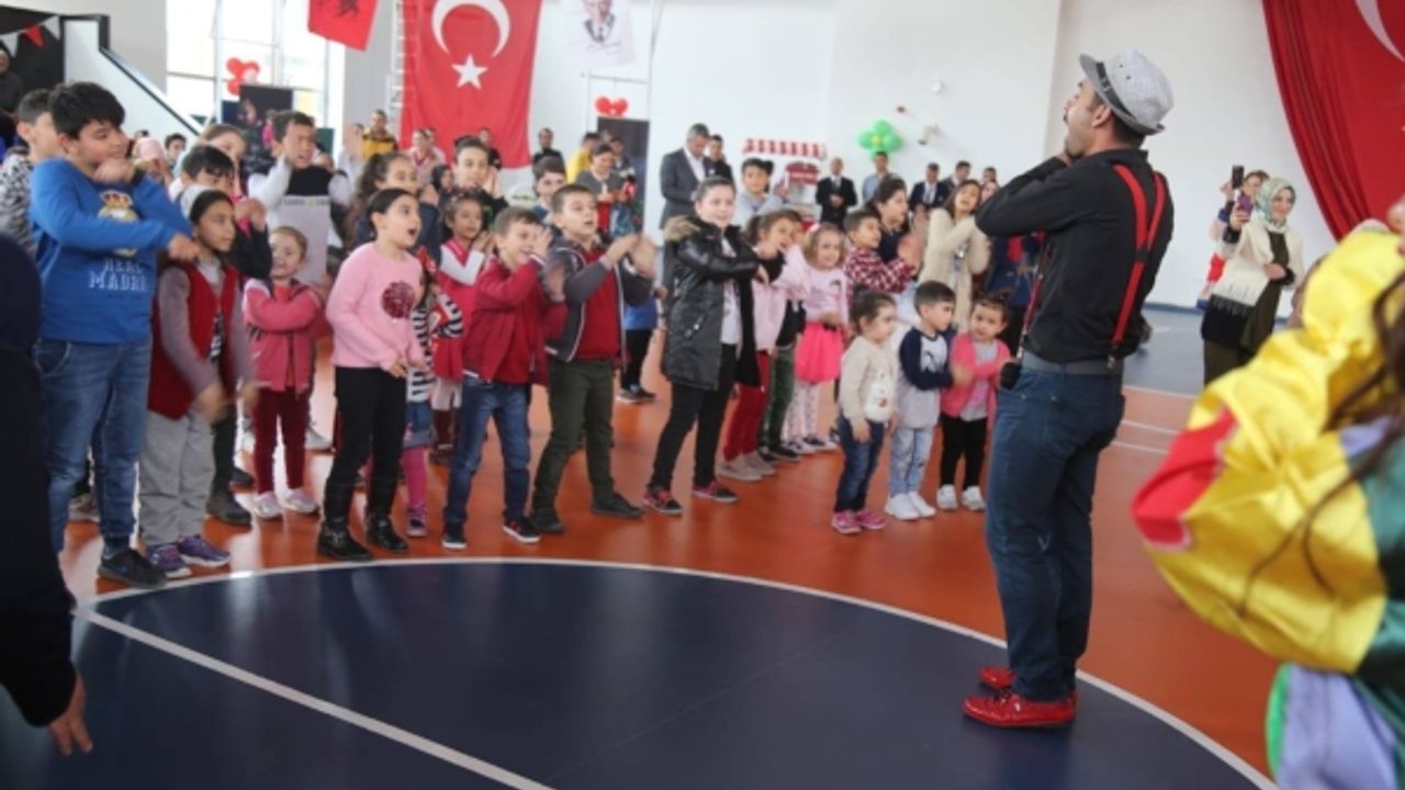 Şehir Hastanesi'nde kalan çocuklar, 23 Nisan coşkusunu doyasıya yaşadı 