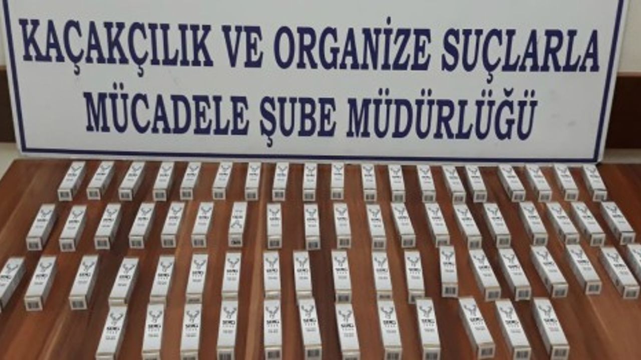Cinsel içerikli kaçak ürünleri piyasaya süremeden yakalandı 