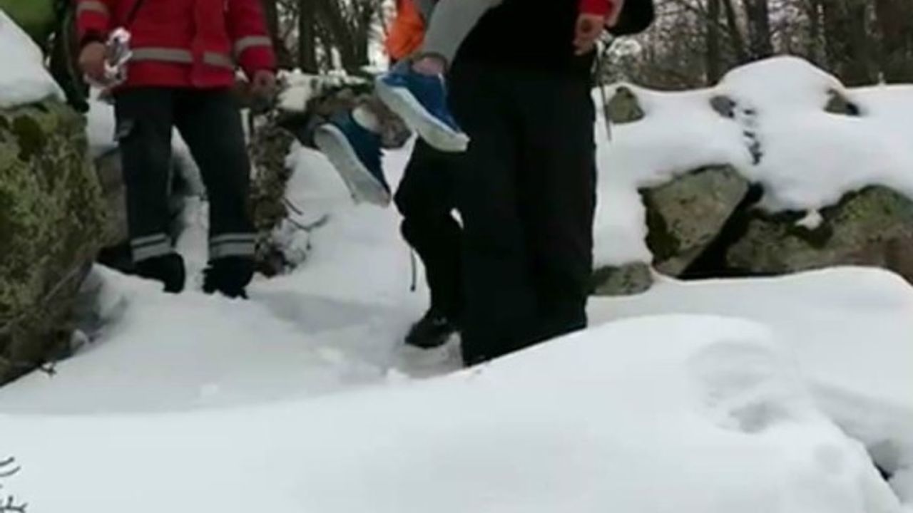 Dağda mahsur kalan genci kurtarmak için sırtlarında taşımışlar 