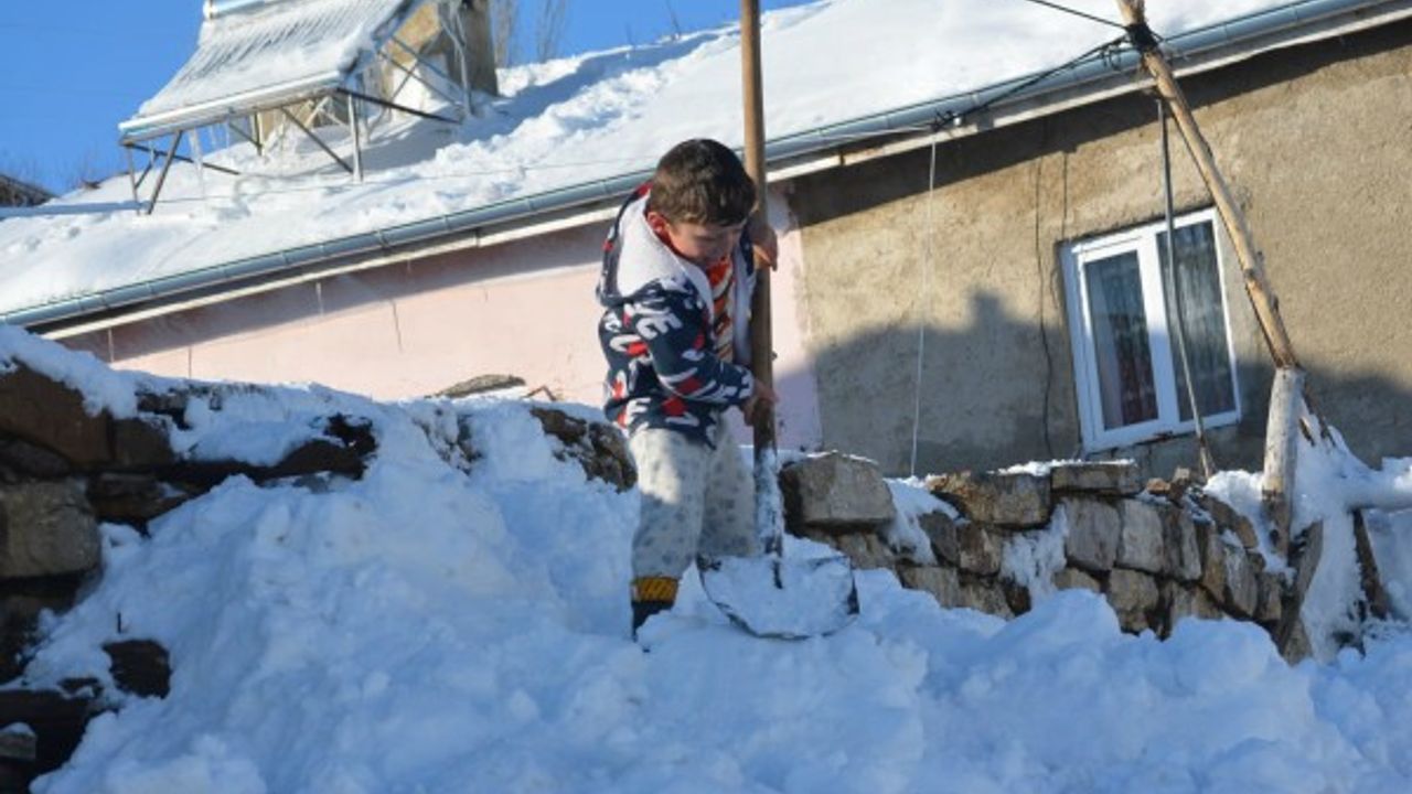 Develi ilçesinde iki metre kar hayatı felç etti 
