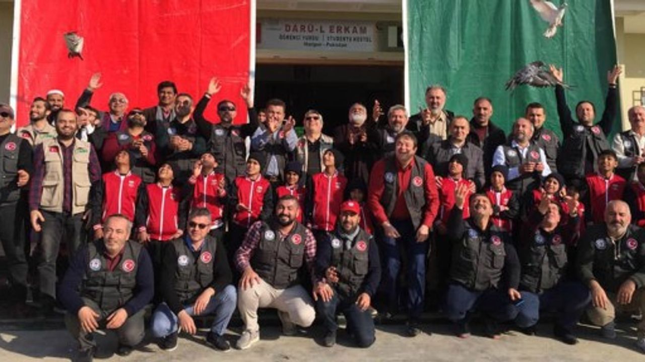 Eğitim Bir Sen Heyeti Pakistan’daki Yetimlerle Buluştu 