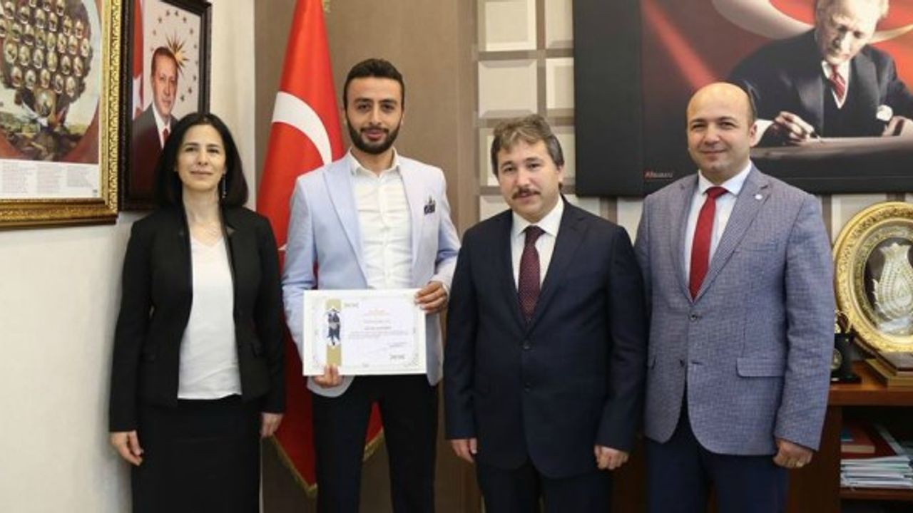 Hastayı sırtında taşıyan sağlık personeline teşekkür belgesi 