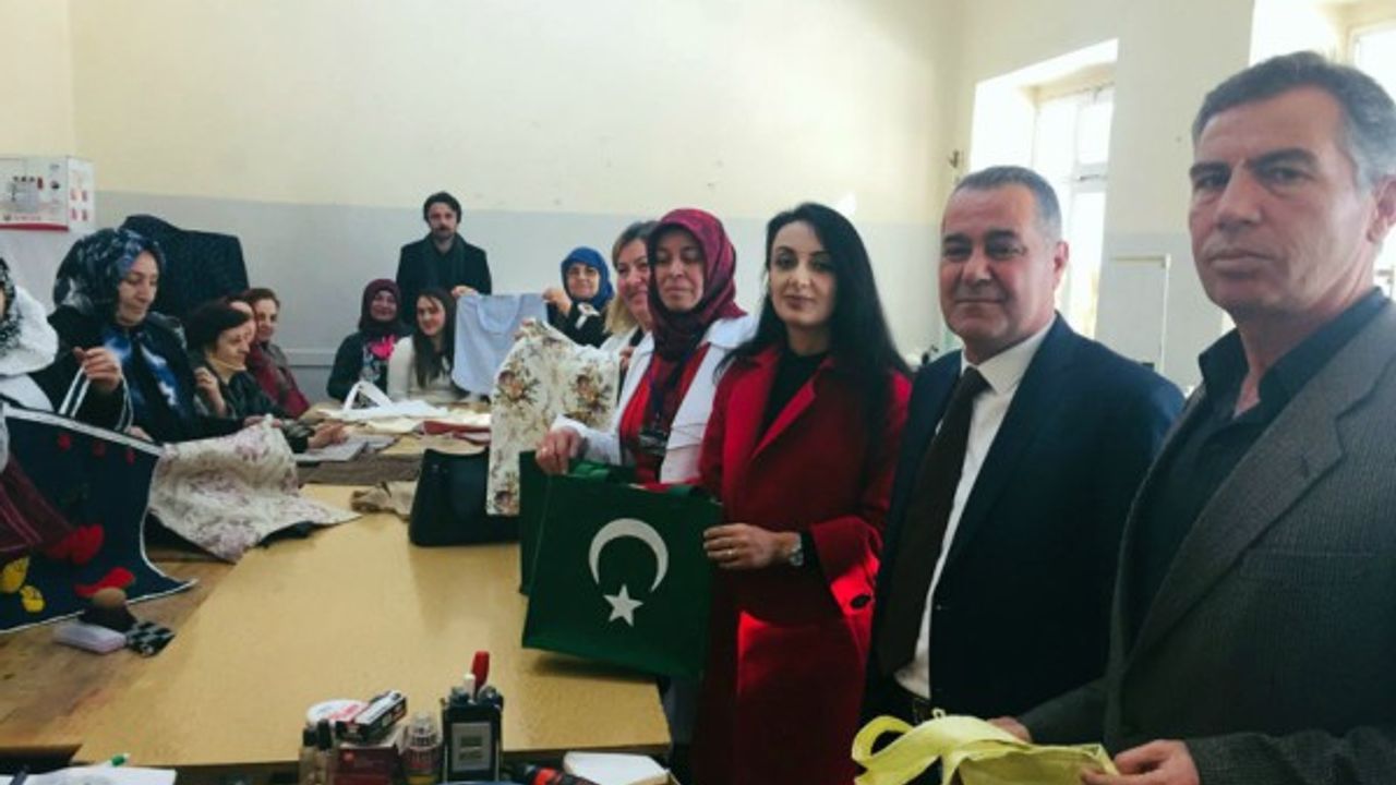 Boğazlıyan'da kursiyerler kullanılmayan elbiselerden  bez poşetler üretiyor