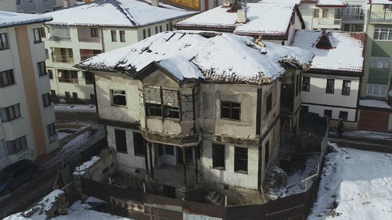 Sivas’ta tarihi konak tehlike saçıyor  