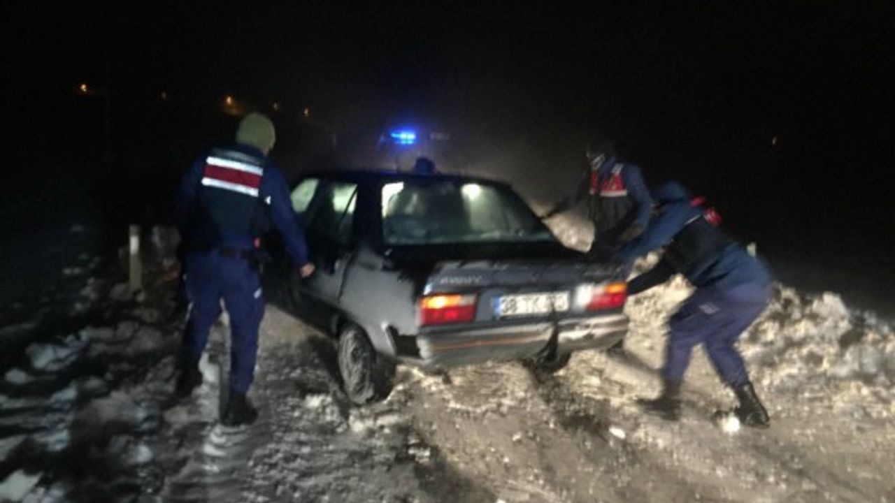 Tipide mahsur kalan 14 kişi jandarma tarafından kurtarıldı 