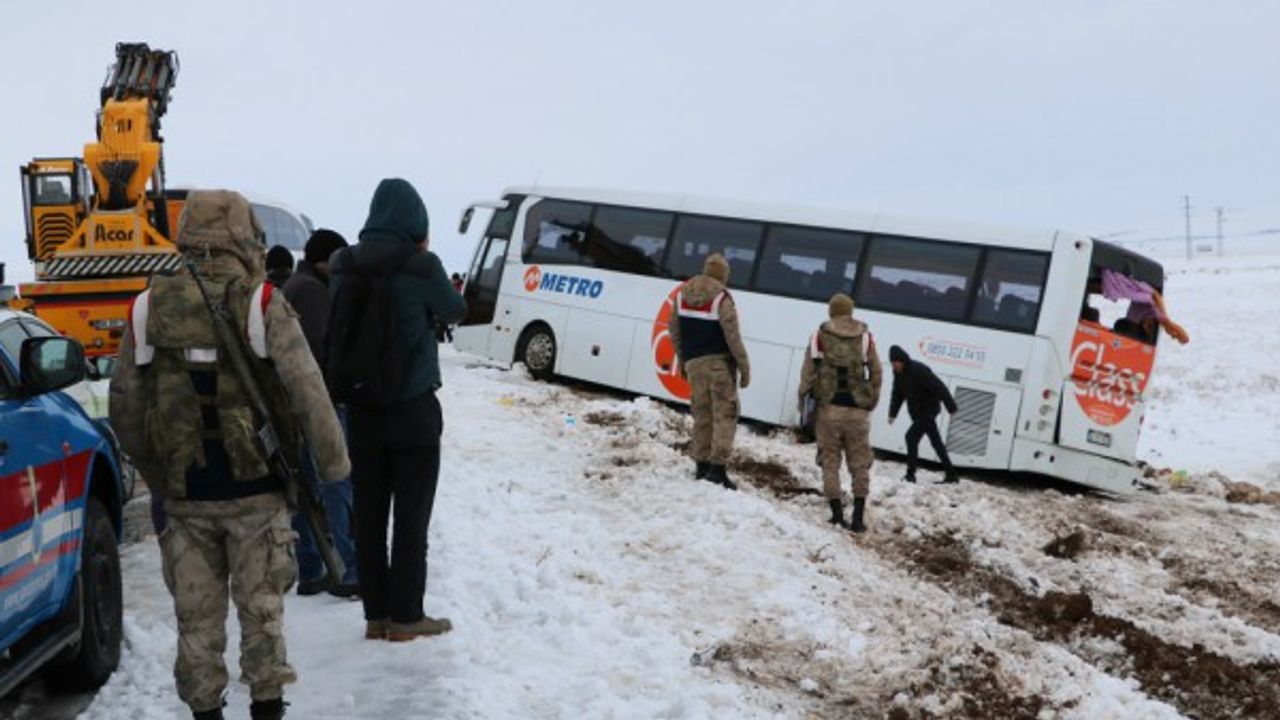 Yolcu otobüsü şarampole devrildi: 1'i ağır, 23 yaralı  