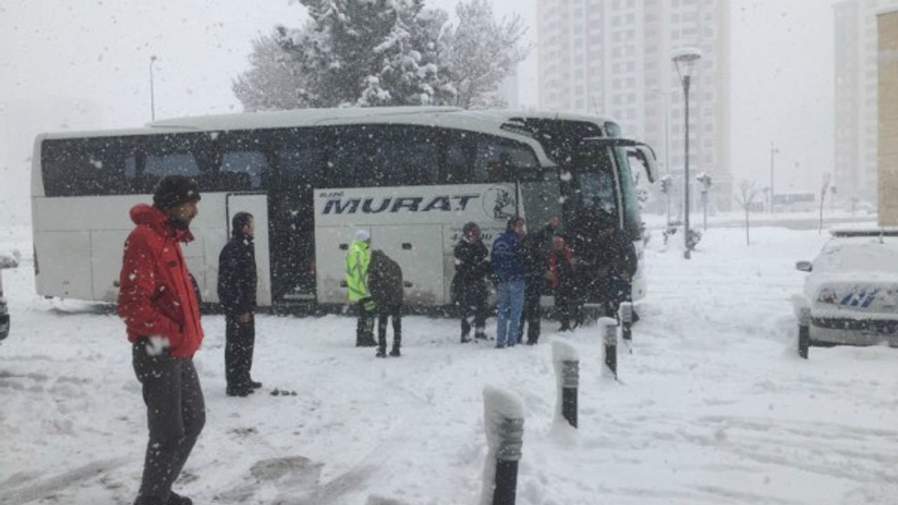Yolda kalan vatandaşlar spor salonuna getirildi 