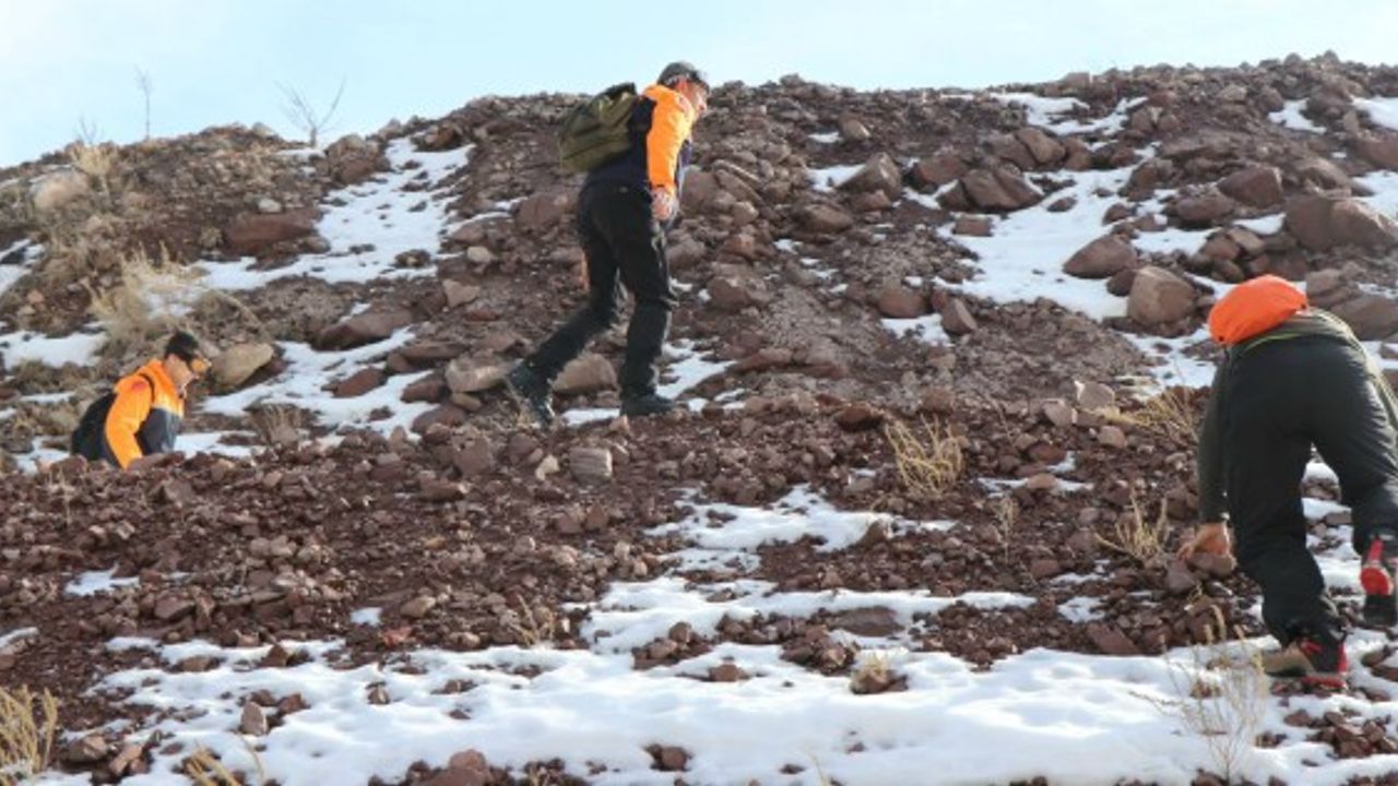 Yılanlı dağın zirvesinde mahsur kalan genç kurtarıldı 