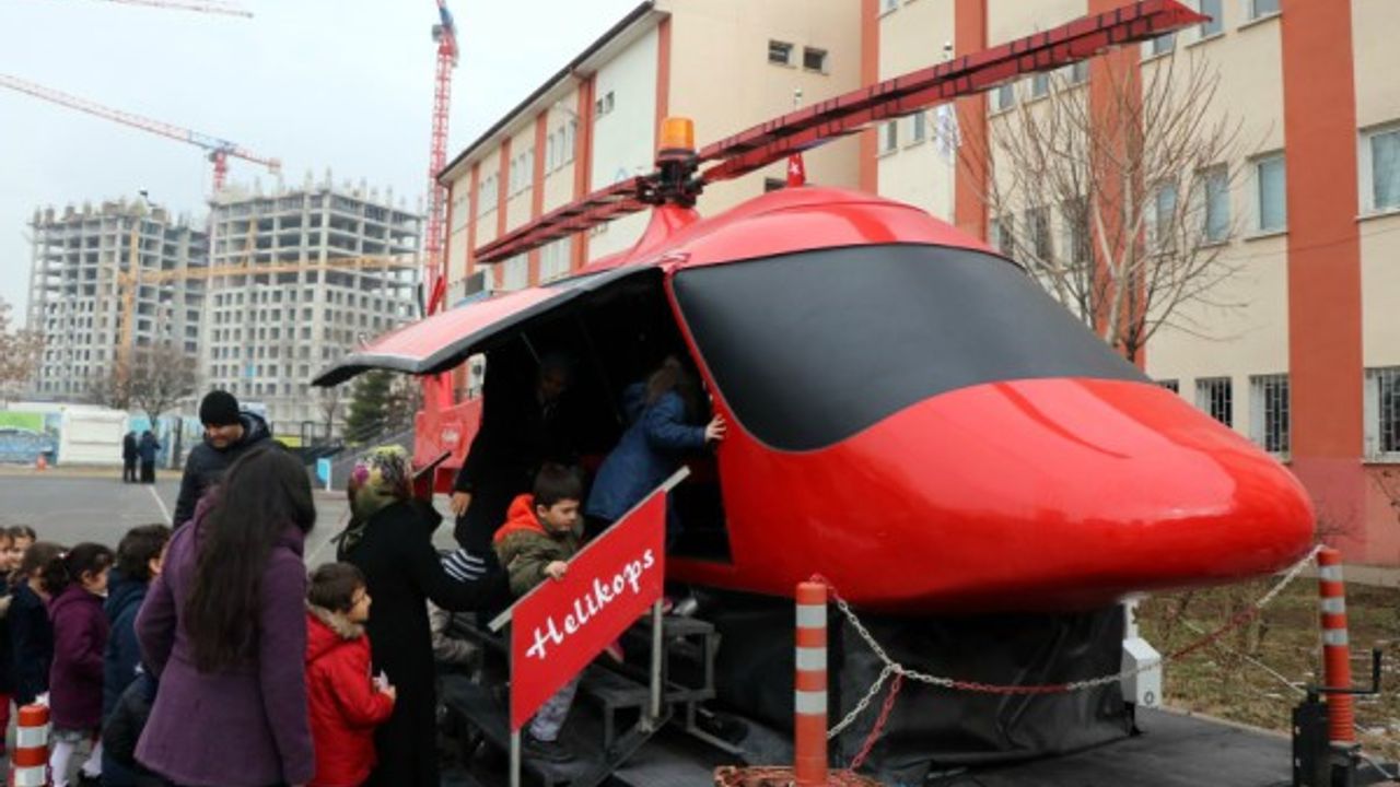 Öğrenciler için gerçeğini aratmayan helikopter tasarladı 