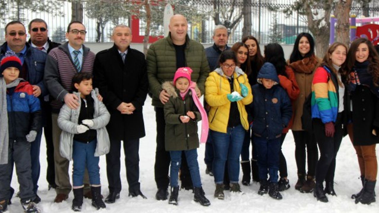 İlk defa karla oynayan çocuklar büyük heyecan yaşadı 