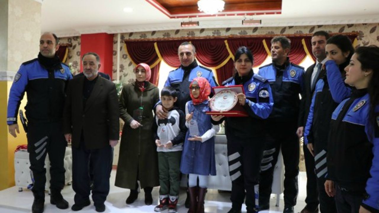 Şehit çocuklarının karne töreninde duygusal anlar 