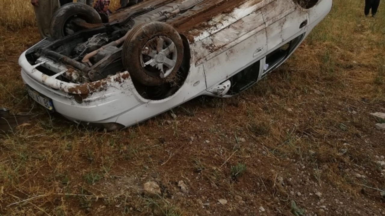 Çukura düşmemek için direksiyonu kırınca takla attılar: 3 yaralı 