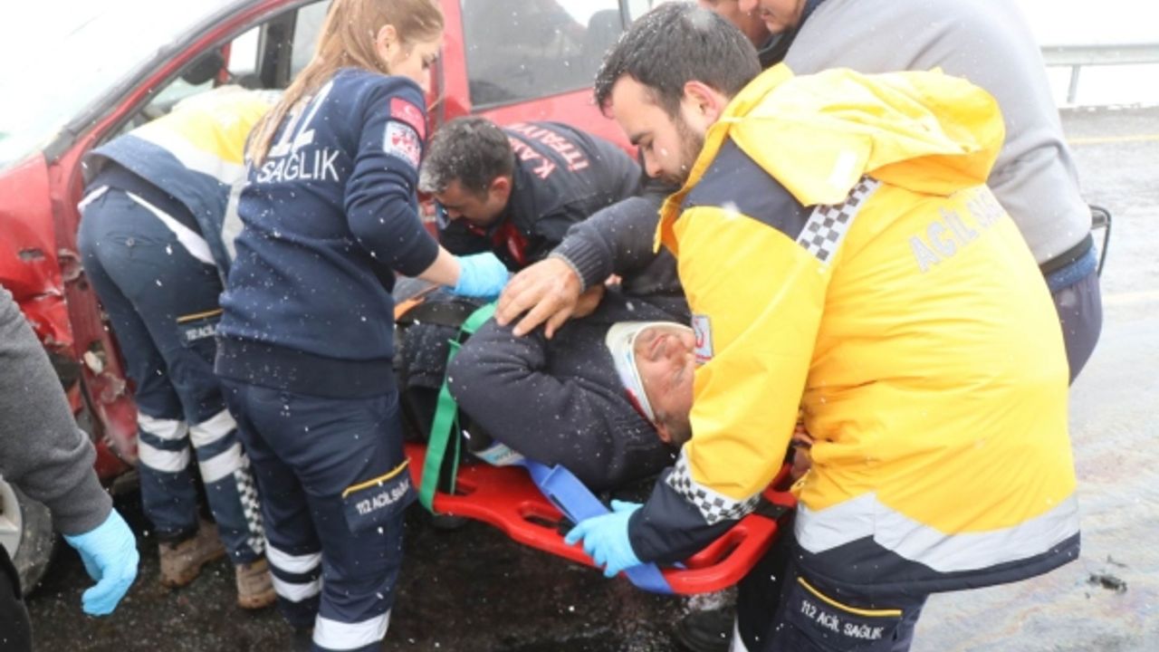 2 otomobil kafa kafaya çarpıştı: 6 yaralı 