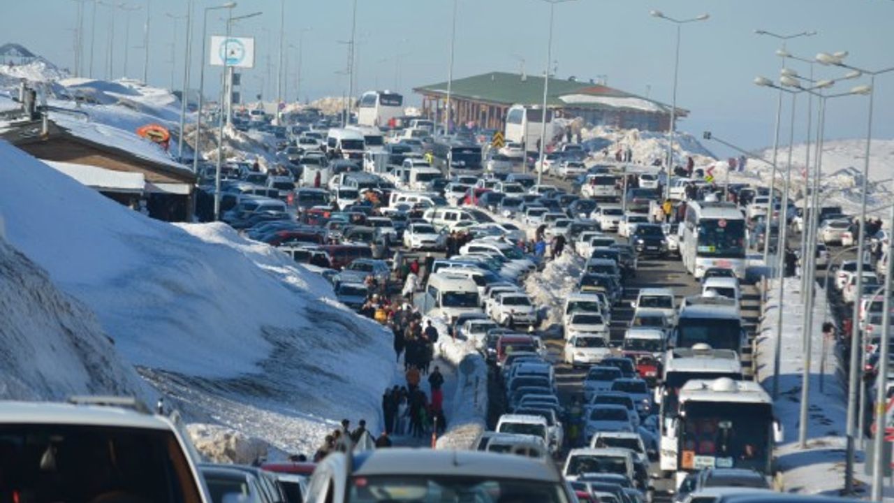 Erciyes Kayak Merkezi'ndeki trafik İstanbul trafiğini aratmadı 