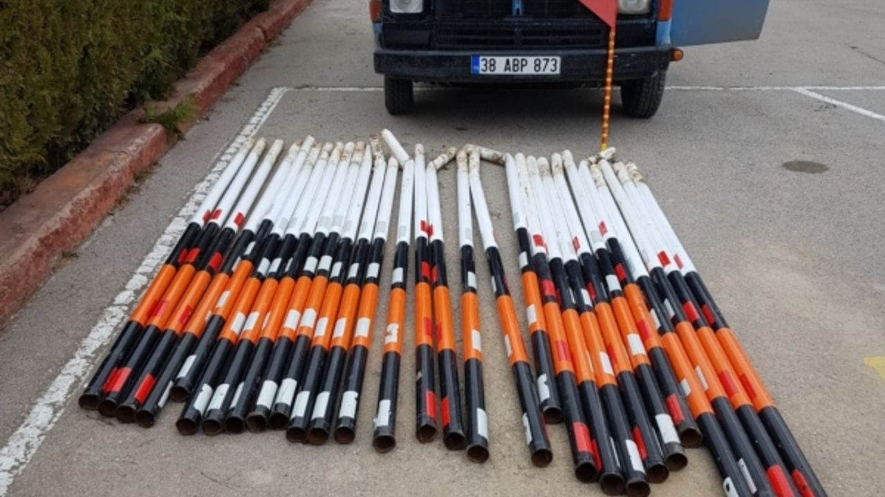 Kar direği ve rögar kapağı hırsızları yakalandı 