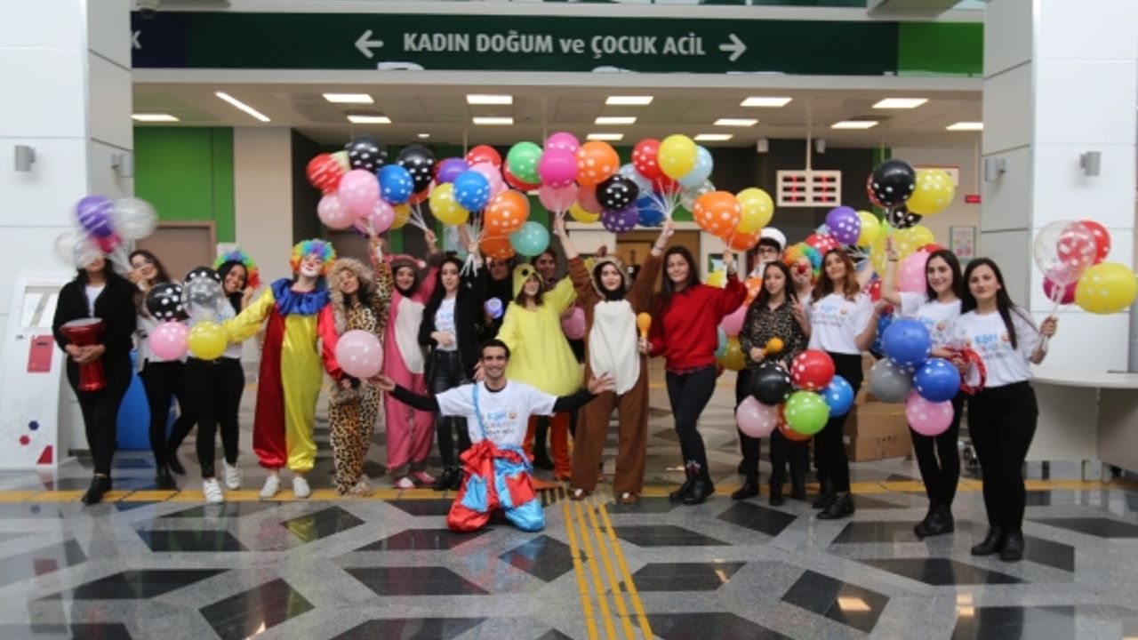 Kayseri Şehir Hastanesinde tedavi gören çocukları eğlendiren sürpriz 