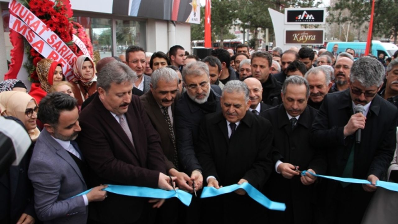 Memduh Büyükkılıç'tan seçim irtibat bürosu açan Mustafa Yalçın'a övgü dolu sözler...