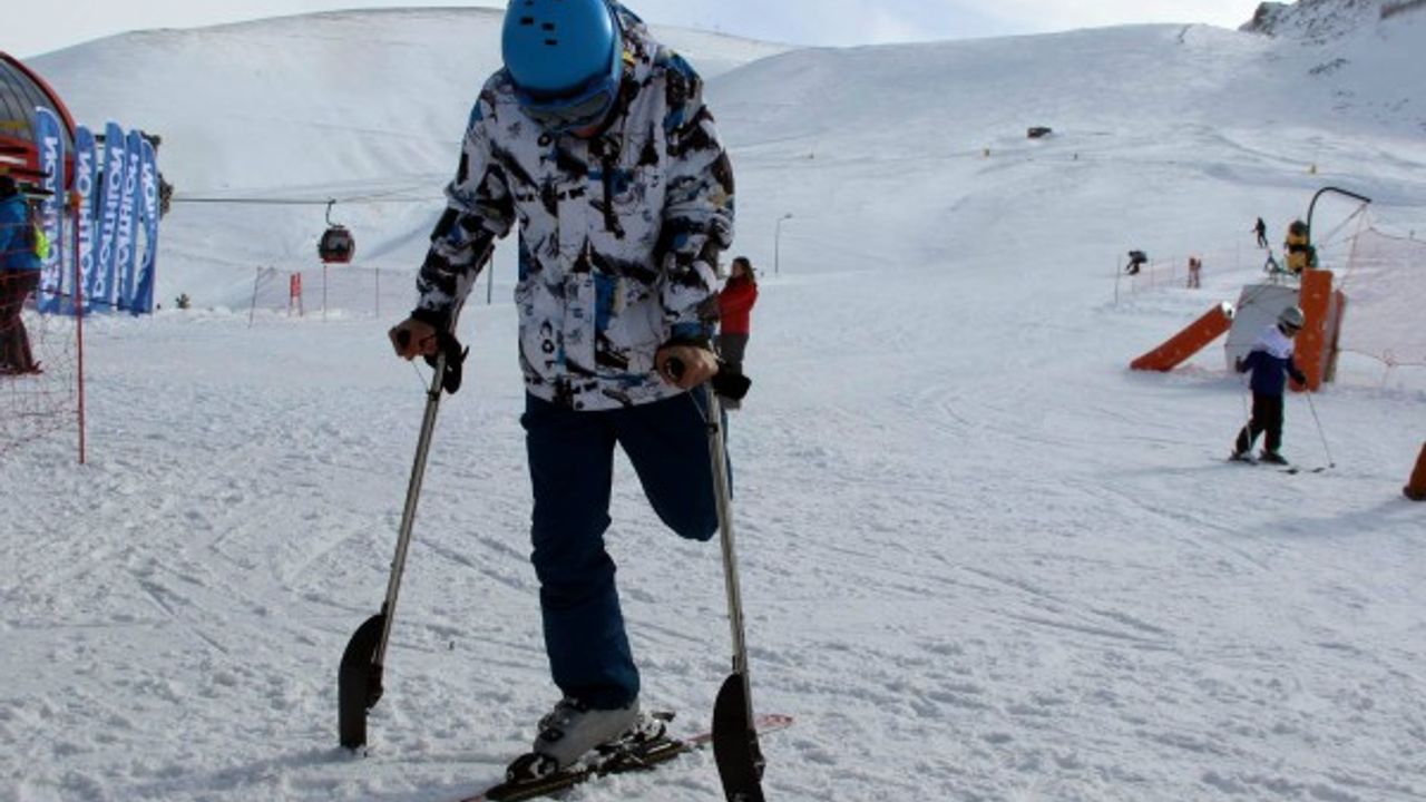 Tek bacağı ile kayak yapan genç, azmiyle engellilere örnek oluyor 