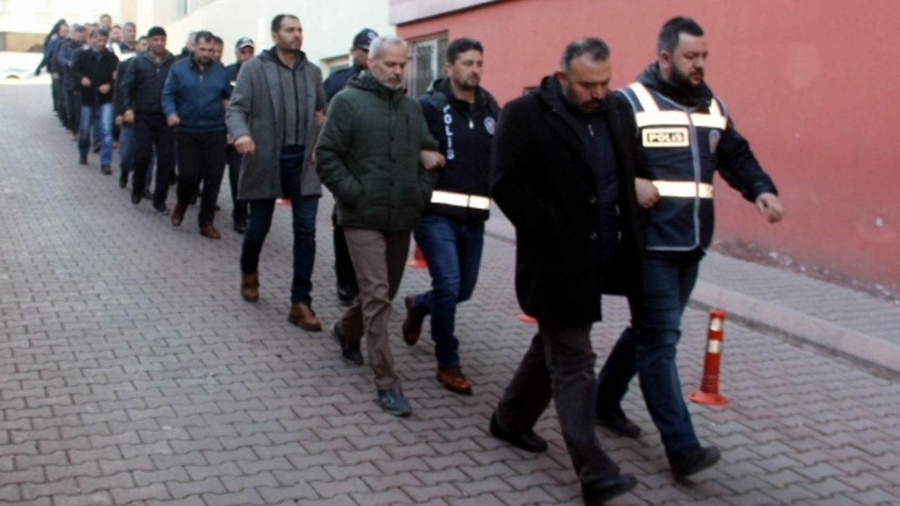 FETÖ operasyonunda gözaltına alınan 26 kişiden 13'ü adliyeye sevk edildi