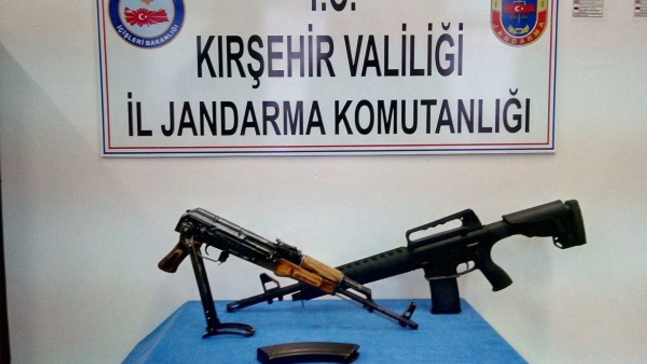 Şüphe üzerine durdurulan araçta kalaşnikof marka silah ele geçirildi 