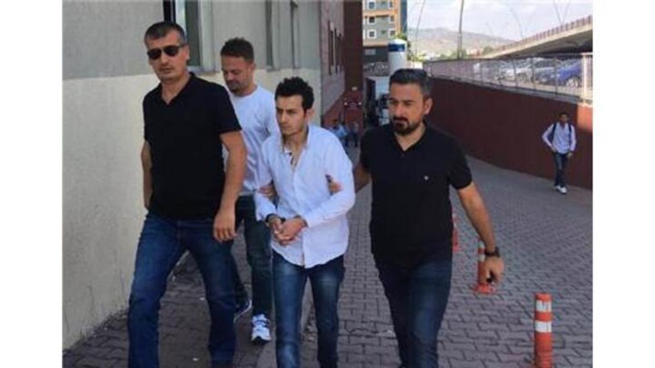 Arkadaşını öldürdükten sonra benzinle yakmıştı