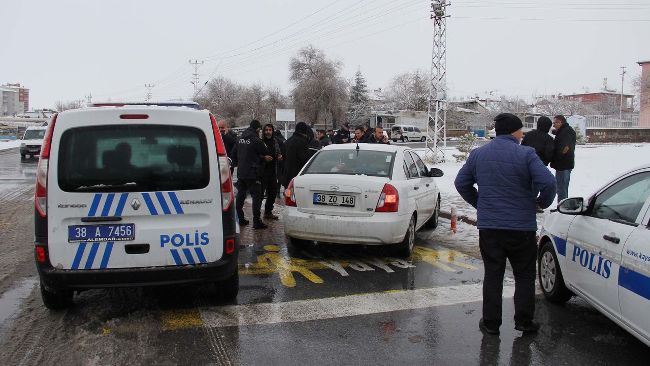 Polisten kaçan sürücü ve arkadaşı, lastiklere ateş edilerek yakalandı