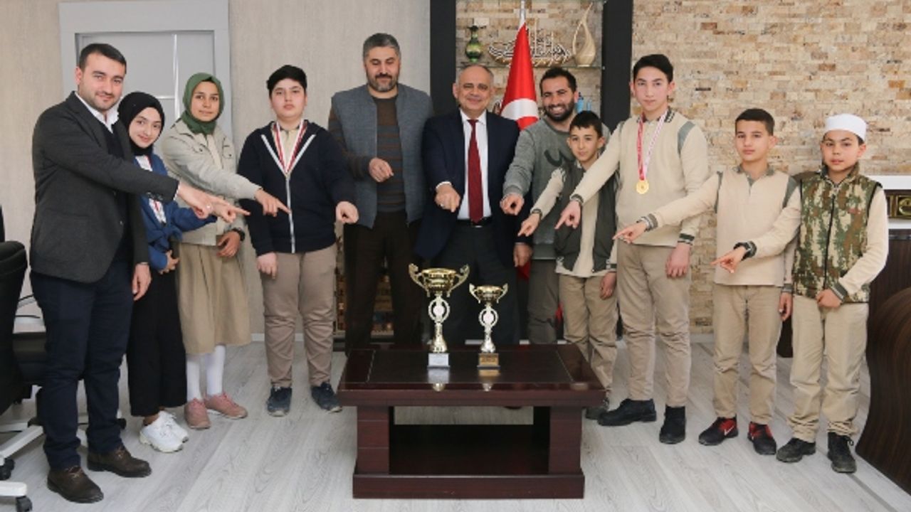 Başkan Öztürk İmam Hatipli Öğrencileri Makamında Kabul Etti