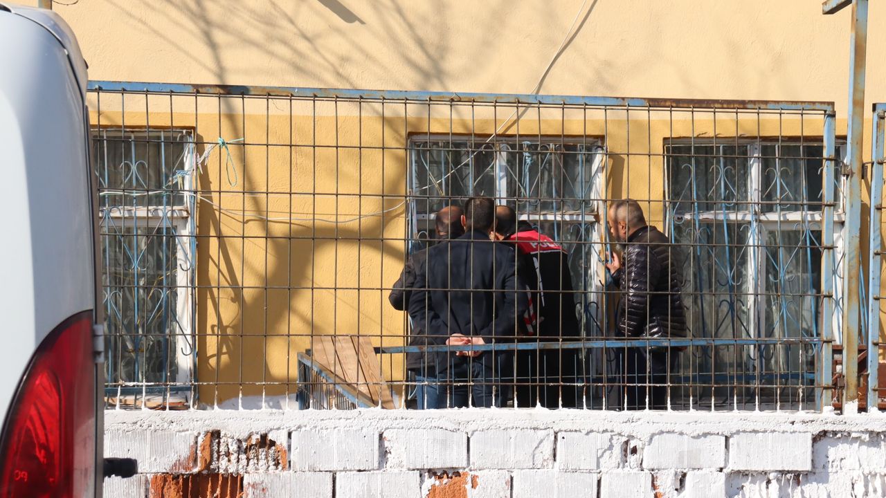 Polis Kapıya Dayandı Eşini Rehin Aldı