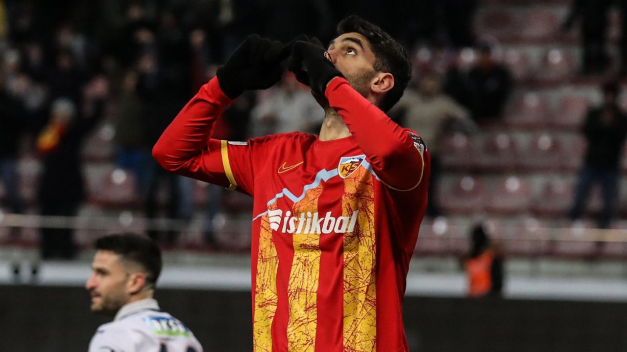 İranlı Futbolcu 3 Yıl Daha Kayserispor'da