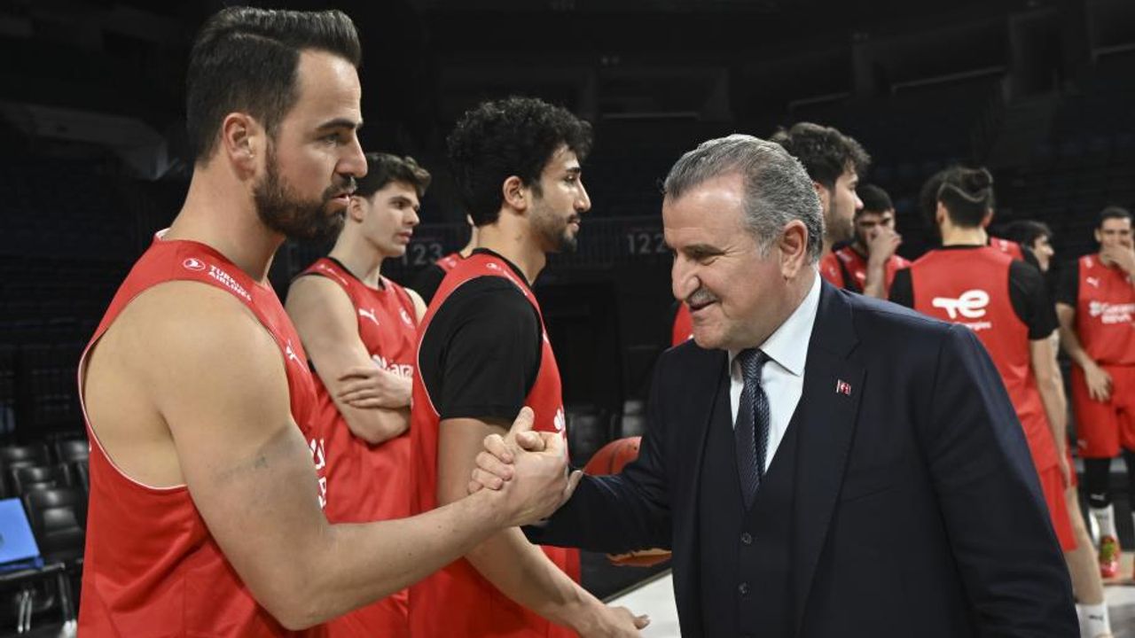 A Milli Erkek Basketbol Takımı'na Sürpriz Ziyaret