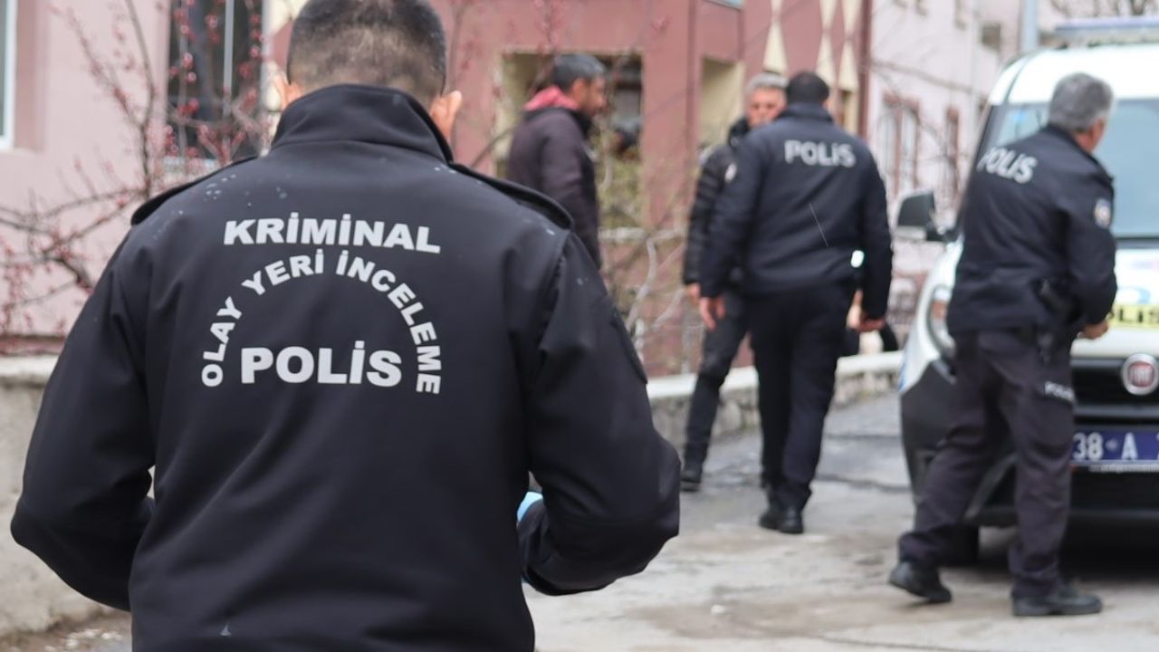 Kendi Babasını ve Hasmını Bıçakla Yaraladı!
