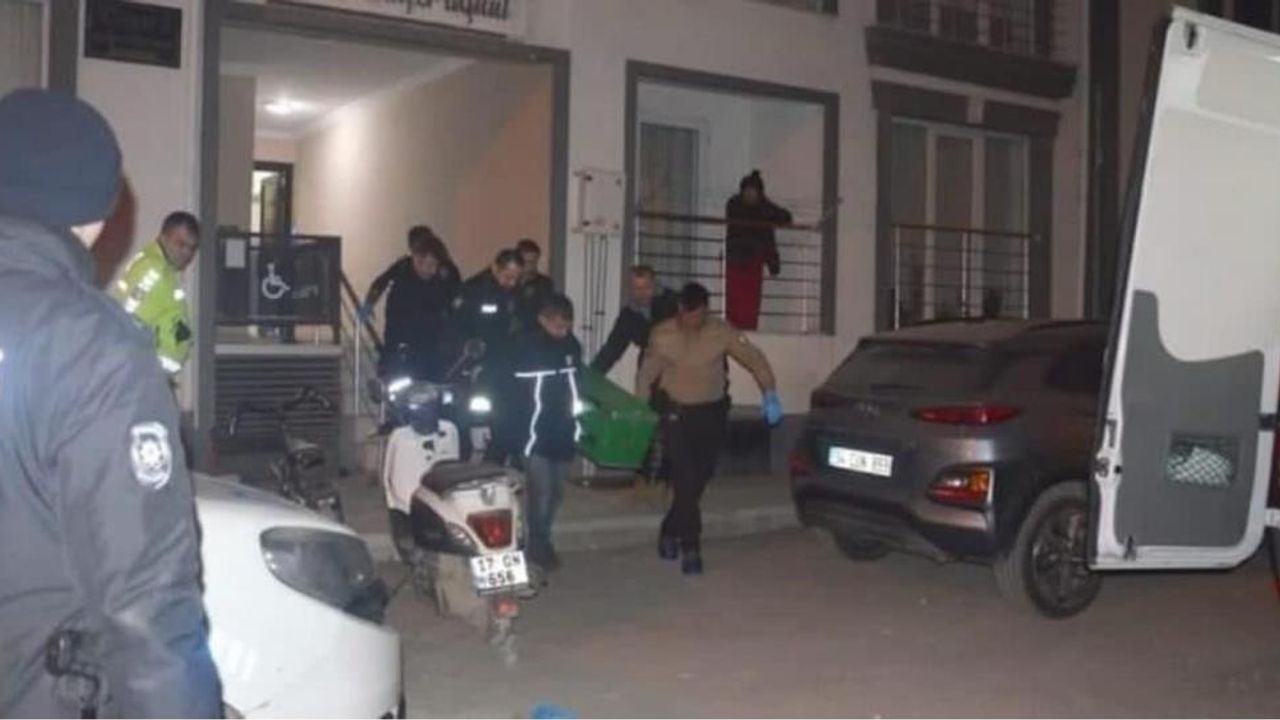 Annesini Bıçaklayarak Öldürdü! Emniyete Teslim Oldu